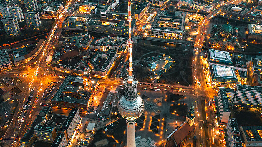  Der Berliner Fernsehturm bei Nacht aus der Vogelperspektive. 