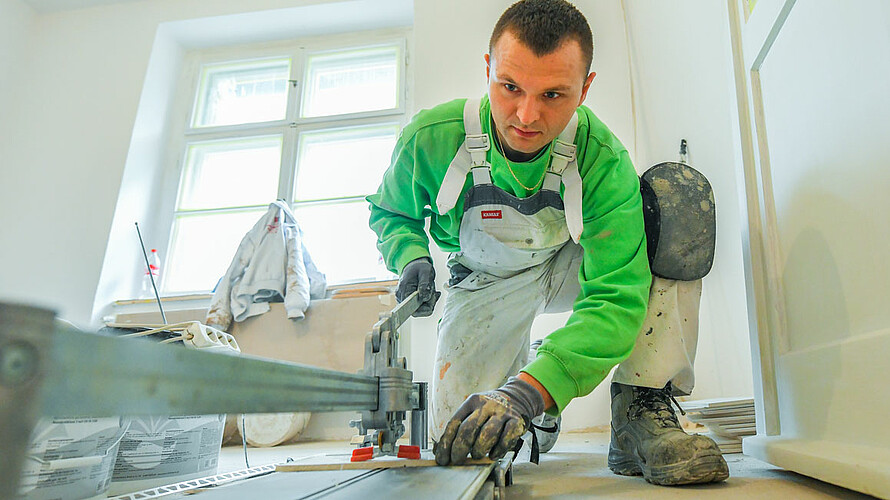 Ein Handwerker der degewo technischen Dienste verarbeiter Rigipsplatten