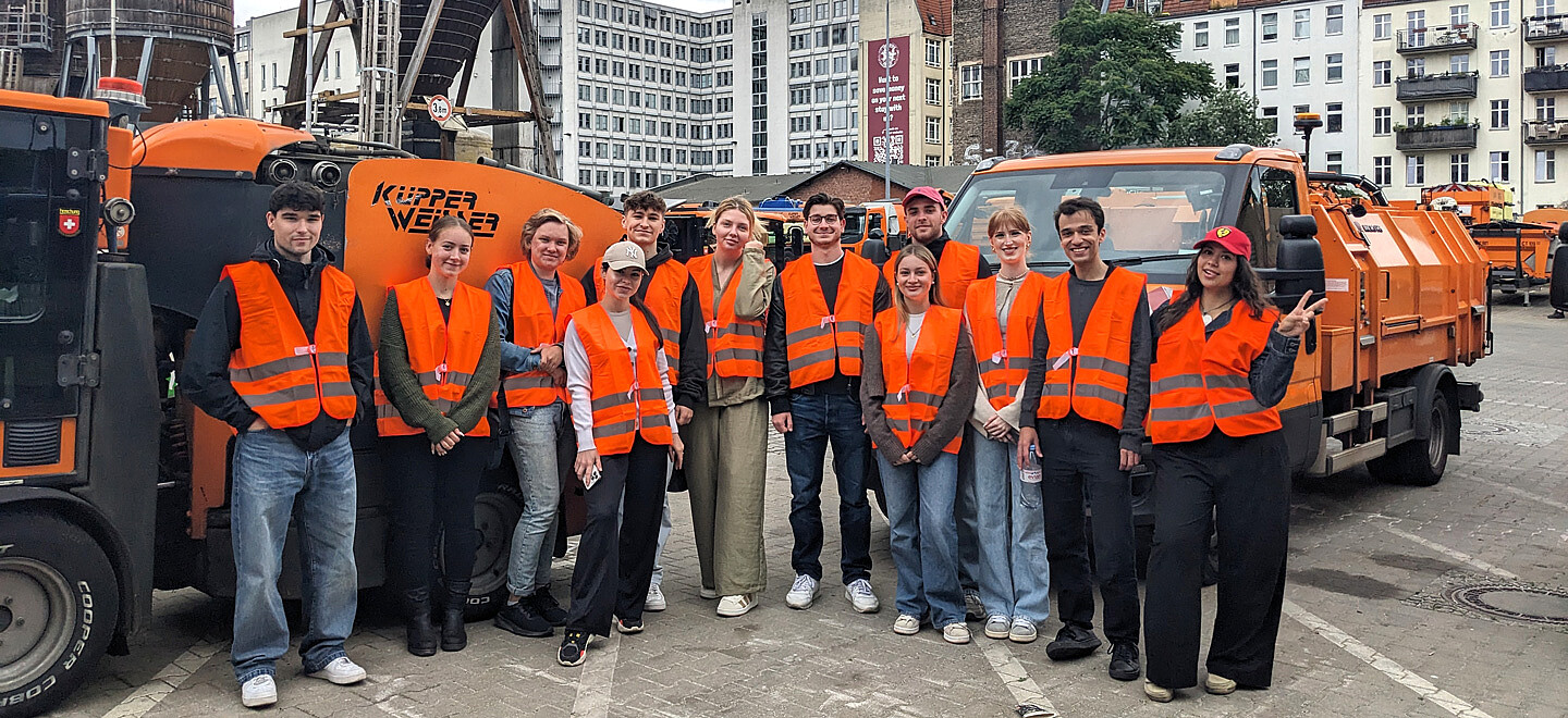 Gruppenbild unserer Azubis auf BSR Hof