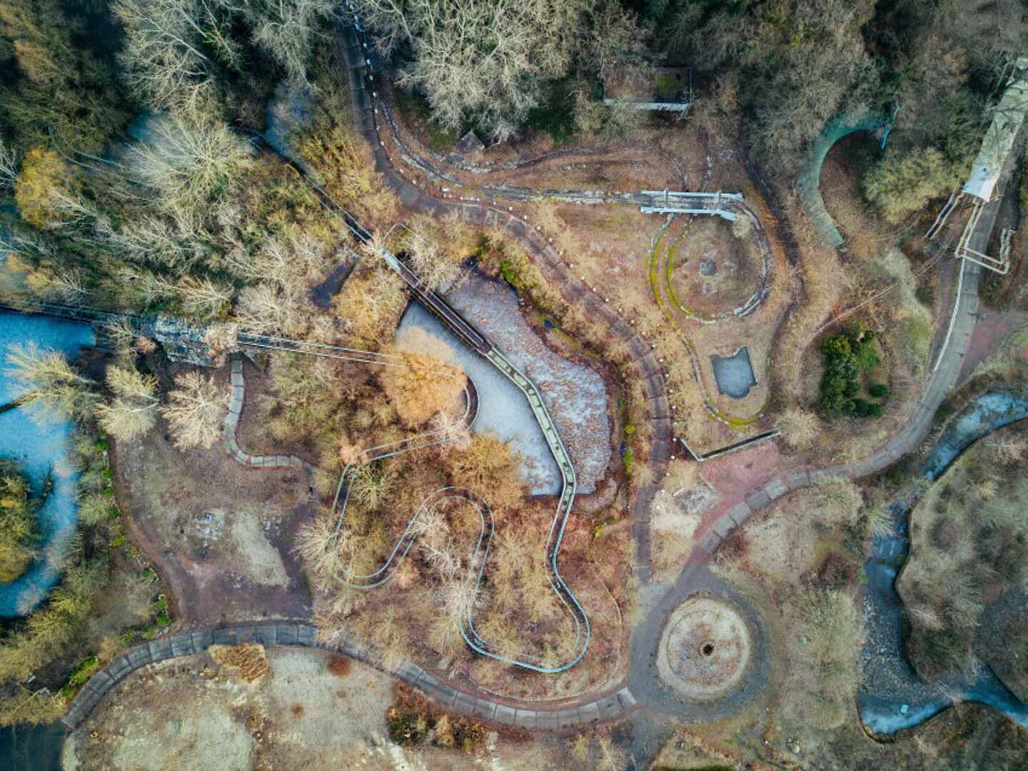 Luftbild von einem verlassenen Freizeitpark.