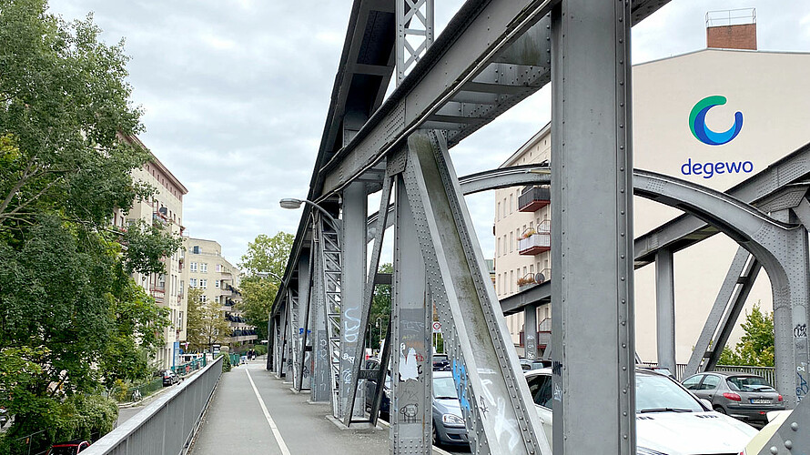 Ein degewo-Hochhaus in der Nähe von der Brücke