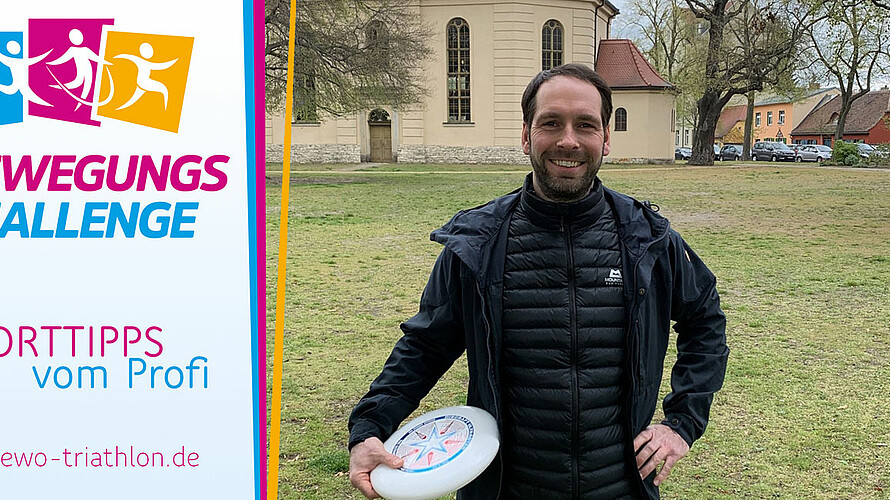 Ein Sportprofil mit einem Frisbee in seiner Hand. Er trägt schwarze Jacke und lächelt glücklich.