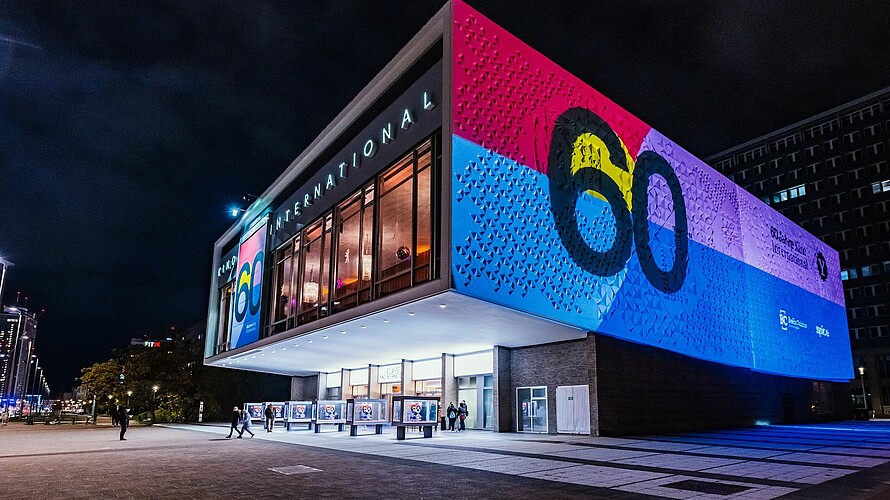 Außenansicht des Kino International mit einer großen 60 an der Seitenwand 