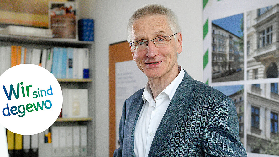 André Jödicke in seinem Büro. Im Bild ein Button mit der Aufschrift „Wir bei der degewo“.