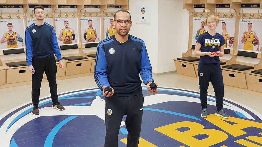 ALBA-Jugendtrainer bei einer täglichen Sportstunde für Kinder