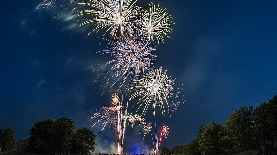 Bild zeigt Feuerwerk am Himmel.