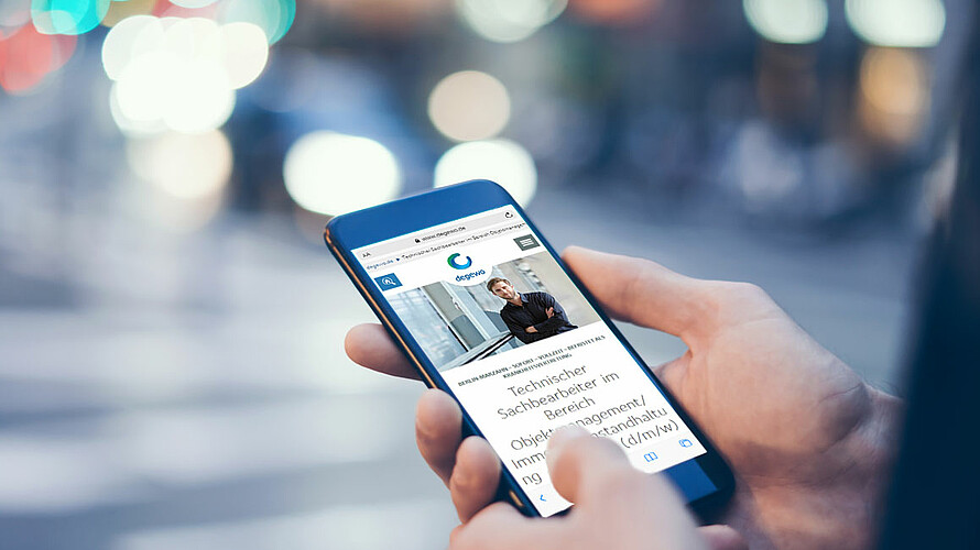 Smartphone mit geöffneter degewo-Website.