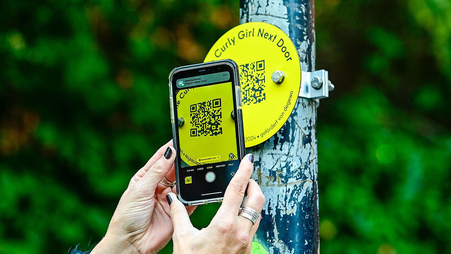 Handy scannt QR-Code an Laterne mit Nightcap